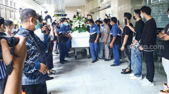 Prosesi keberangkatan jenazah Selebgram Edelenyi Laura Anna ke krematorium di Rumah Duka Grand Heaven, Pluit, Jakarta Utara, Kamis (16/12/2021). [Suara.com/Alfian Winanto]