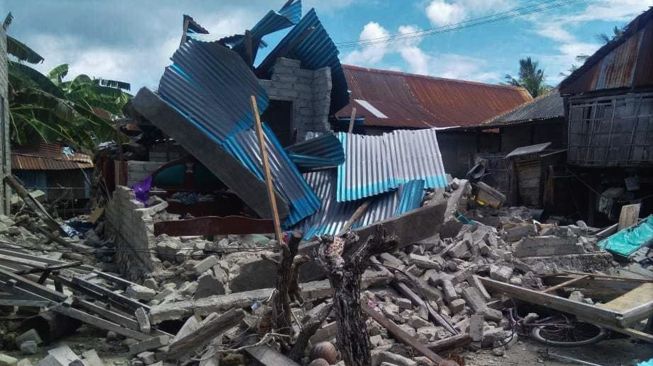 Sejumlah rumah rusak akibat gempa bumi berkekuatan magnitudo (M) 7,4 di Desa Sambali, Kecamatan Pasimarannu, Kabupaten Kepulauan Selayar, Sulawesi Selatan, Rabu (15/12/2021).  ANTARA FOTO