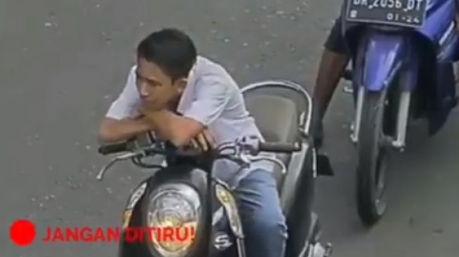 Diimbau Petugas untuk Gunakan Helm, Pemotor Berseragam SMA Ini Malah Santuy Nyalakan Rokok