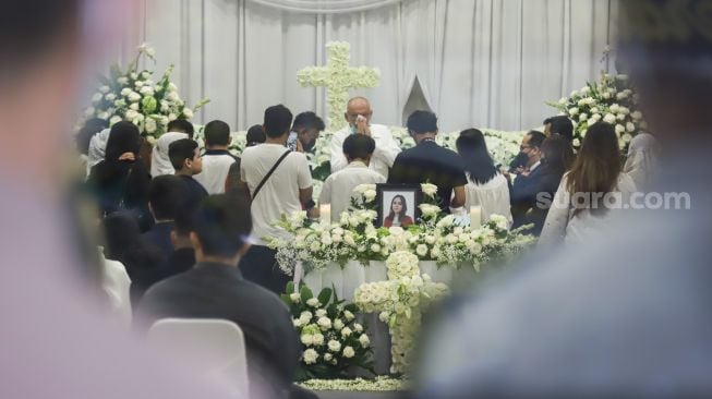 Suasana prosesi upacara tutup peti jenazah Selebgram Edelenyi Laura Anna di rumah duka Grand Heaven Pluit, Jakarta Utara, Kamis (16/12/2021). [Suara.com/Alfian Winanto]