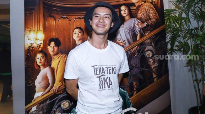 Aktor Morgan Oey saat ditemui usai jumpa pers film 'Teka Teki Tika' di Kuningan, Jakarta Selatan, Kamis (16/12/2021). [Suara.com/Alfian Winanto]