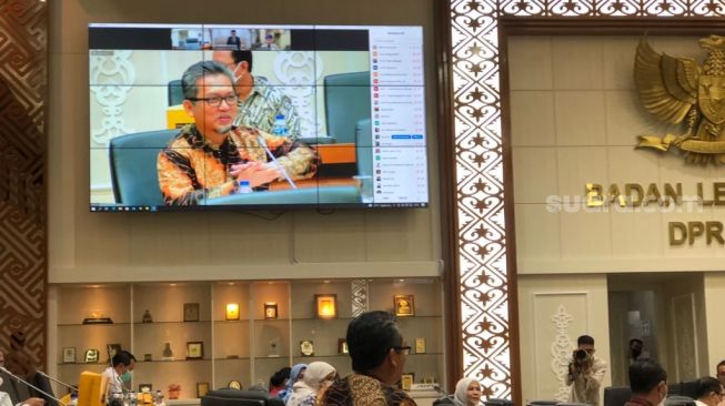 Anggota Fraksi PKS Muzzammil saat menyampaikan pandangan fraksinya terkait RUU TPKS. (Suara.com/Novian)