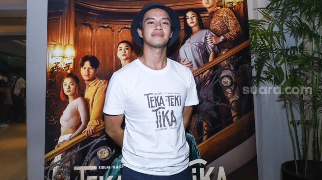 Aktor Morgan Oey saat ditemui usai jumpa pers film 'Teka Teki Tika' di Kuningan, Jakarta Selatan, Kamis (16/12/2021). [Suara.com/Alfian Winanto]