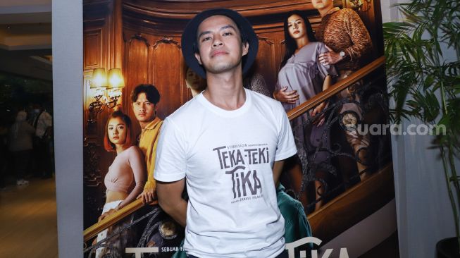 Aktor Morgan Oey saat ditemui usai jumpa pers film 'Teka Teki Tika' di Kuningan, Jakarta Selatan, Kamis (16/12/2021). [Suara.com/Alfian Winanto]