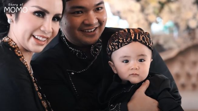 momen tedak siten anak Momo Geisha. [Youtube/Momo Youtube Channel] 