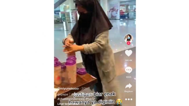 Wanita bungkus minuman kekinian pakai cara tak terduga (tiktok)