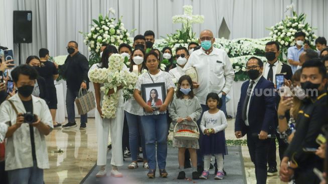 Keluarga mengiringi proses keberangkatan jenazah Selebgram Edelenyi Laura Anna ke krematorium di Rumah Duka Grand Heaven, Pluit, Jakarta Utara, Kamis (16/12/2021). [Suara.com/Alfian Winanto]