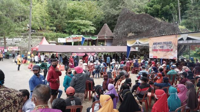 Smartfren dan Polda DIY bagikan sembako ke warga Desa Wisata Nglaggeran, Gunungkidul - (SuaraJogja.id/HO-Smartfren)