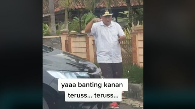 Wakil Gubernur Jawa Barat UU Ruzhanul Ulum jadi tukang parkir (TikTok)