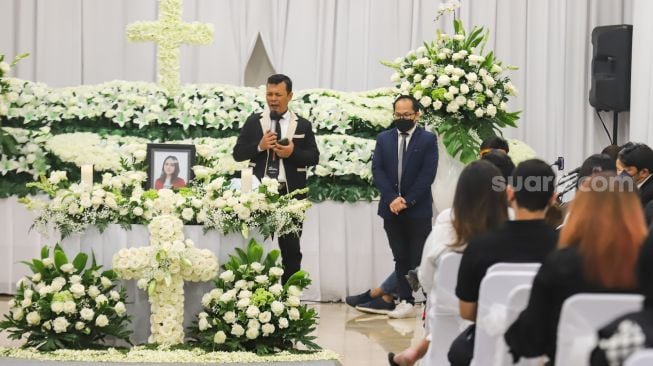 Suasana prosesi upacara tutup peti jenazah Selebgram Edelenyi Laura Anna di rumah duka Grand Heaven Pluit, Jakarta Utara, Kamis (16/12/2021). [Suara.com/Alfian Winanto]