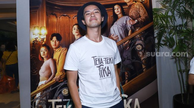 Aktor Morgan Oey saat ditemui usai jumpa pers film 'Teka Teki Tika' di Kuningan, Jakarta Selatan, Kamis (16/12/2021). [Suara.com/Alfian Winanto]