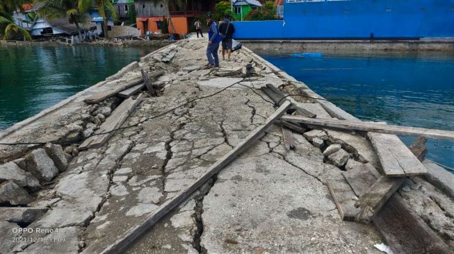 Dermaga rusak akibat gempa bumi berkekuatan magnitudo (M) 7,4 di Desa Sambali, Kecamatan Pasimarannu, Kabupaten Kepulauan Selayar, Sulawesi Selatan, Rabu (15/12/2021). ANTARA FOTO