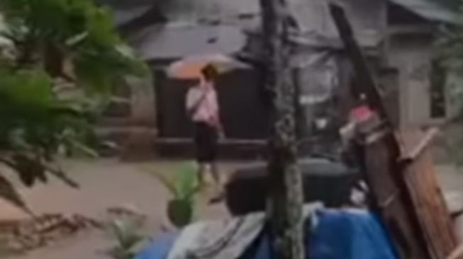 Tangkapan layar Kereta api yang parkir di depan rumah warga.[instagram]