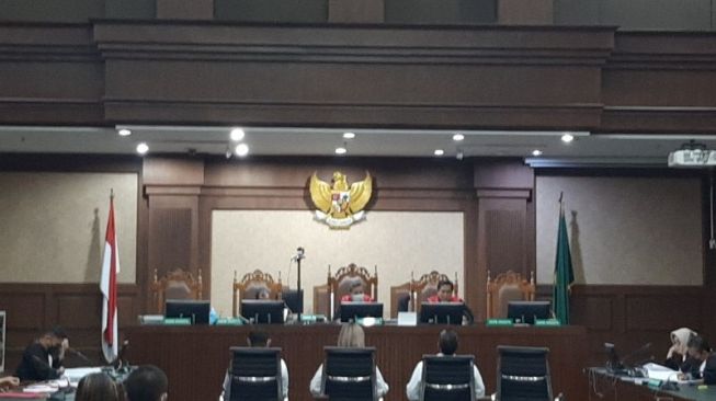 Nia Ramadhani dan Ardi Bakrie, serta sopir pribadi Zen Vivanto menjalani sidang di Pengadilan Negeri Jakarta Pusat, Kamis (16/12/2021). [ANTARA/Sihol Hasugian]