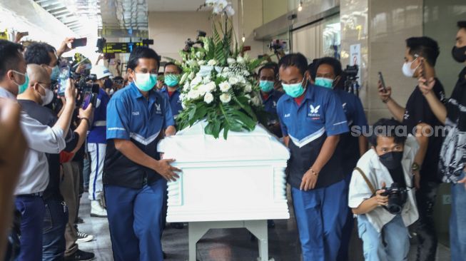 Prosesi keberangkatan jenazah Selebgram Edelenyi Laura Anna ke krematorium di Rumah Duka Grand Heaven, Pluit, Jakarta Utara, Kamis (16/12/2021). [Suara.com/Alfian Winanto]