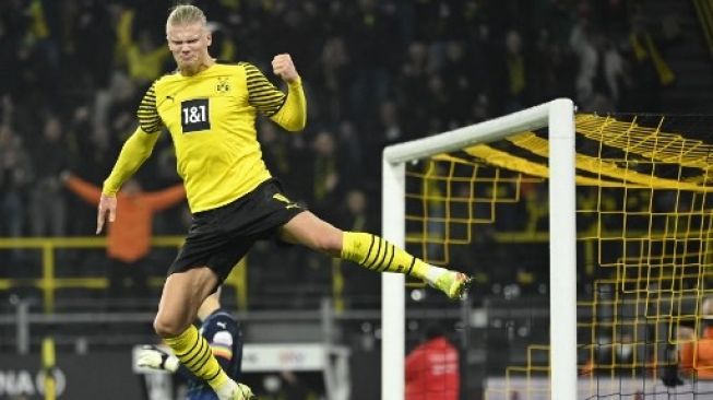 Pemain depan Borussia Dortmund Erling Braut Haaland merayakan golnya dengan skor 2-0 selama pertandingan sepak bola divisi satu Bundesliga Jerman Borussia Dortmund vs Greuther Fuerth di Dortmund, pada 15 Desember 2021.Ina Fassbender / AFP