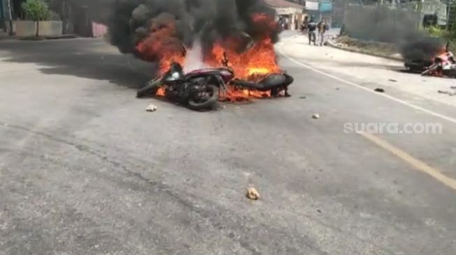 Sepeda motor dibakar saat terjadi bentrokan dua kelompok warga di Kota Kendari, Sulawesi Tenggara, Kamis 16 Desember 2021 [SuaraSulsel.id/Istimewa]