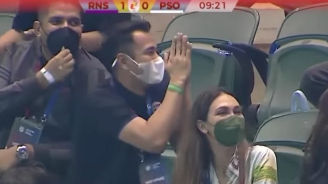 Raffi Ahmad menunjukkan gestur maaf ke Kaesang Pangarep saat Rans Cilegon FC jebol gawang Persis Solo di laga babak 8 Besar Liga 2, Rabu petang kemarin. [sports.indosiar Instagram]