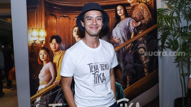 Aktor Morgan Oey saat ditemui usai jumpa pers film 'Teka Teki Tika' di Kuningan, Jakarta Selatan, Kamis (16/12/2021). [Suara.com/Alfian Winanto]