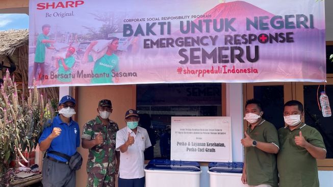 Berkolaborasi dengan Human Initiative, Sharp Indonesia menyalurkan bantuan bagi pengungsi di Kabupaten Lumajang, Jawa Timur. [Sharp Electronics Indonesia]