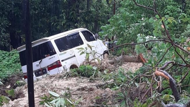 Mobil Terseret Longsor di Pesisir Selatan, Jalan Painan-Batangkapas Lumpuh