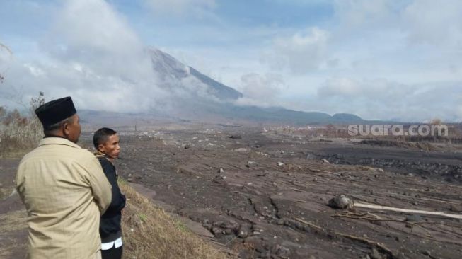 Kades Supiturang Blokir Akses Menuju Lereng Semeru, Kerahkan Linmas untuk Berjaga