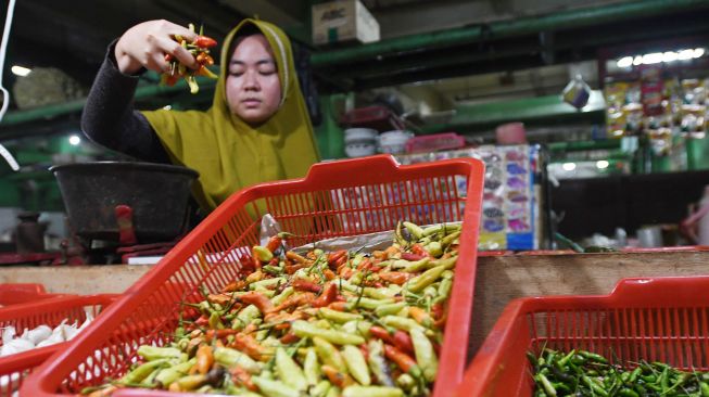 ILUSTRASI - Pembeli membeli cabai rawit merah di Pasar Jatinegara, Jakarta. [ANTARA FOTO/Aditya Pradana Putra]
