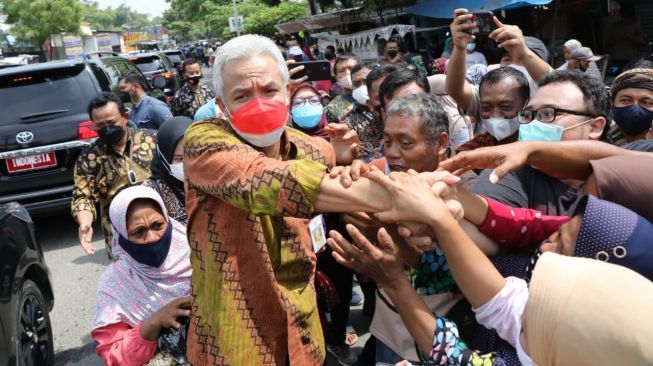 Dampingi Presiden Jokowi Kunker di Blora, Ganjar Malah Diserbu Warga