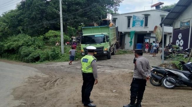 Truk Proyek Mandalika Tabrak Toko Hingga Lindas 4 Motor di Lombok Tengah