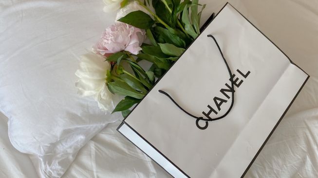 Chanel Berhenti Jual Barang ke Warga Rusia, Deretan Influencer Ini Ramai-Ramai Rusak Tas untuk Aksi Protes