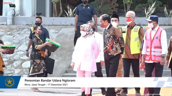 Dikomentari Ganjar dan Sandiaga, Presiden Jokowi Pamer Jaket Bermotif Garuda