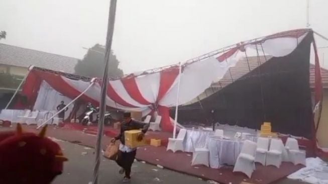 Tenda vaksinasi Polres Cianjur ambruk, Jumat (17/12/2021). [IST]