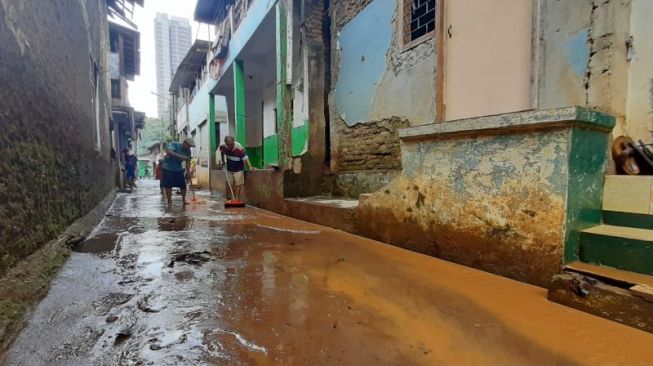 Banjir Surut, Warga Kampung Baru Jakarta Selatan Gotong Royong Bersihkan Lumpur