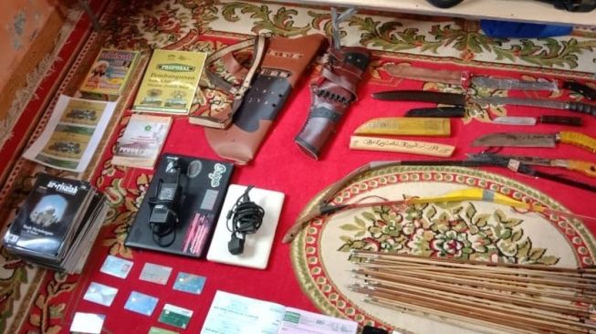 Bekuk 5 Teroris Penyebar Propaganda ISIS, Densus Sita Airgun Model AK-47 hingga Buku 'Menyambut Perang Salib Baru'