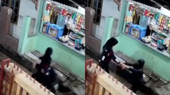 Terekam CCTV Perempuan Jatuh ke Comberan, Warganet: Dia yang Jatuh Gue yang Malu