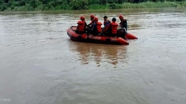 Terjatuh dari Jembatan Gantung saat Melintas Pakai Motor, Bapak Anak di Muaraenim Hilang