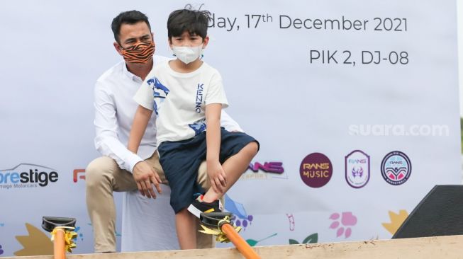 Le présentateur Raffi Ahmad et son fils Rafathar lors de l'événement d'inauguration du RANS Carnival Zoo à Pantai Indah Kapuk 2, Banten, vendredi (17/12/2021). [Suara.com/Alfian Winanto]
