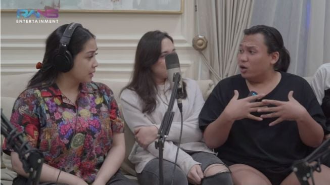 Laura Anna bersama keluarga dan sahabat ceritakan kronologi kecelakaan [YouTube Rans Entertainment]