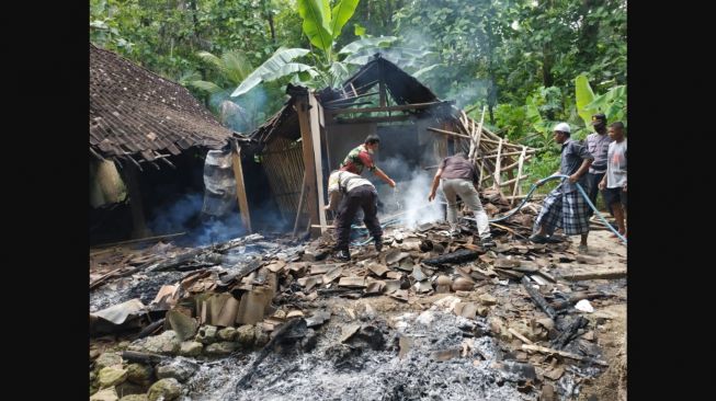 Rumah Mbah Adi Ludes Dibakar Anak Kandungnya, Gegerkan Warga Sentolo