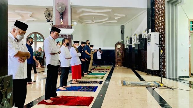 Didampingi Mensesneg, Jokowi Salat Jumat Di Ngawi