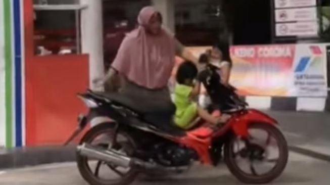 Viral Emak-emak Isi Bensin di SPBU, Aksi Anaknya Jadi Sorotan Publik