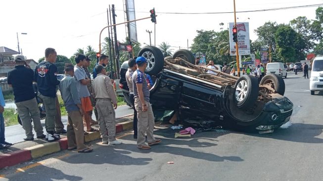 Mobil Sekda Lampung Timur Kecelakaan Sampai Terbalik, Begini Kondisi M Yusuf