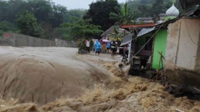 Rumah warga Desa Harkat Jaya, Kecamatan Sukajaya Kabupaten Bogor rusak lantaran diterjang arus air akibat Sungai Cidurian meluap. [Bogordaily.net]