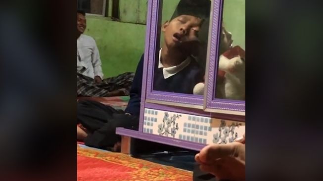 Viral bocah ketiduran saat tahlilan (tiktok)