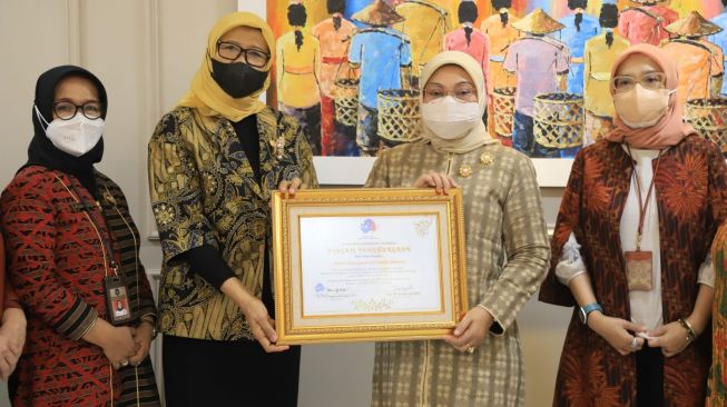 Terapkan Kebijakan Pengarustamaan Gender, Menaker Raih PIMTI Awards 2021