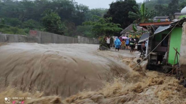 Kali Cidurian Meluap, Rumah Warga Hancur Diterjang Arus Air