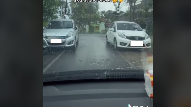 Curhat Pemobil Dibikin Geram dengan 2 Mobil yang Parkir Tutupi Jalan Umum