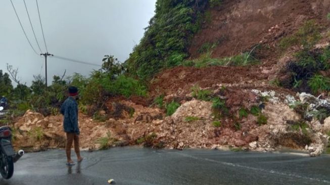 Longsor, Jalan Bukittinggi-Padang via Malalak Ditutup