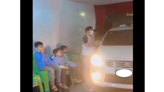 Pemobil memaksa melintas di acara hajatan yang sedang berlangsung (Facebook)