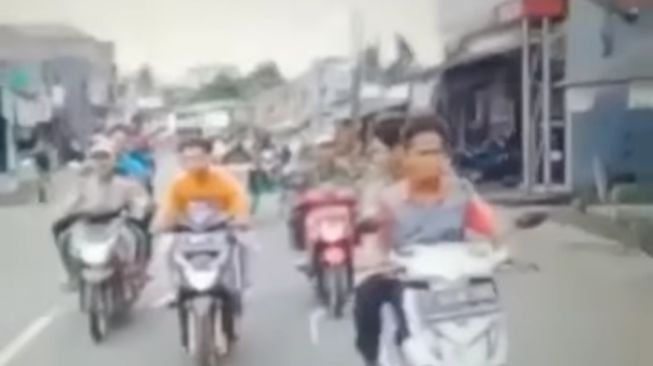 Viral Gerombolan Remaja Ugal-ugalan Sambil Acungkan Cerulit, Ini Kata Polisi